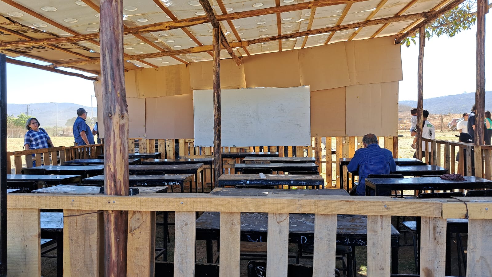 ¡Sin atención! En Mazatlán aún existen escuelas en las que sus alumnos toman clases en aulas de cartón