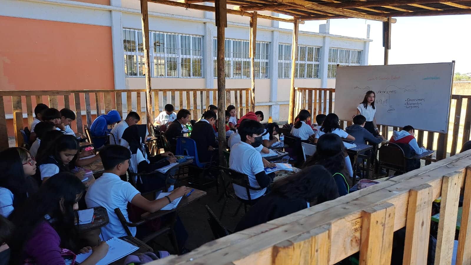 ¡Sin atención! En Mazatlán aún existen escuelas en las que sus alumnos toman clases en aulas de cartón