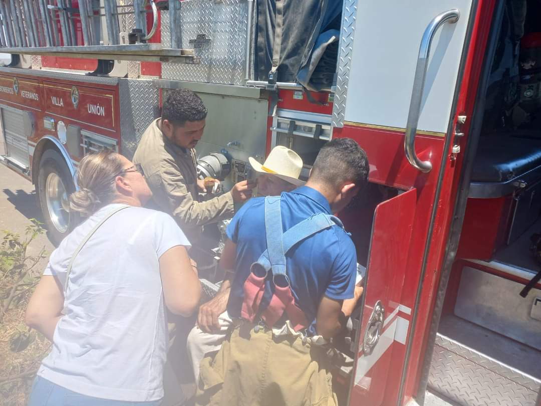 ¡Por el denso humo! Incendio de maleza estuvo a punto de causar una tragedia en El Guayabo, Mazatlán