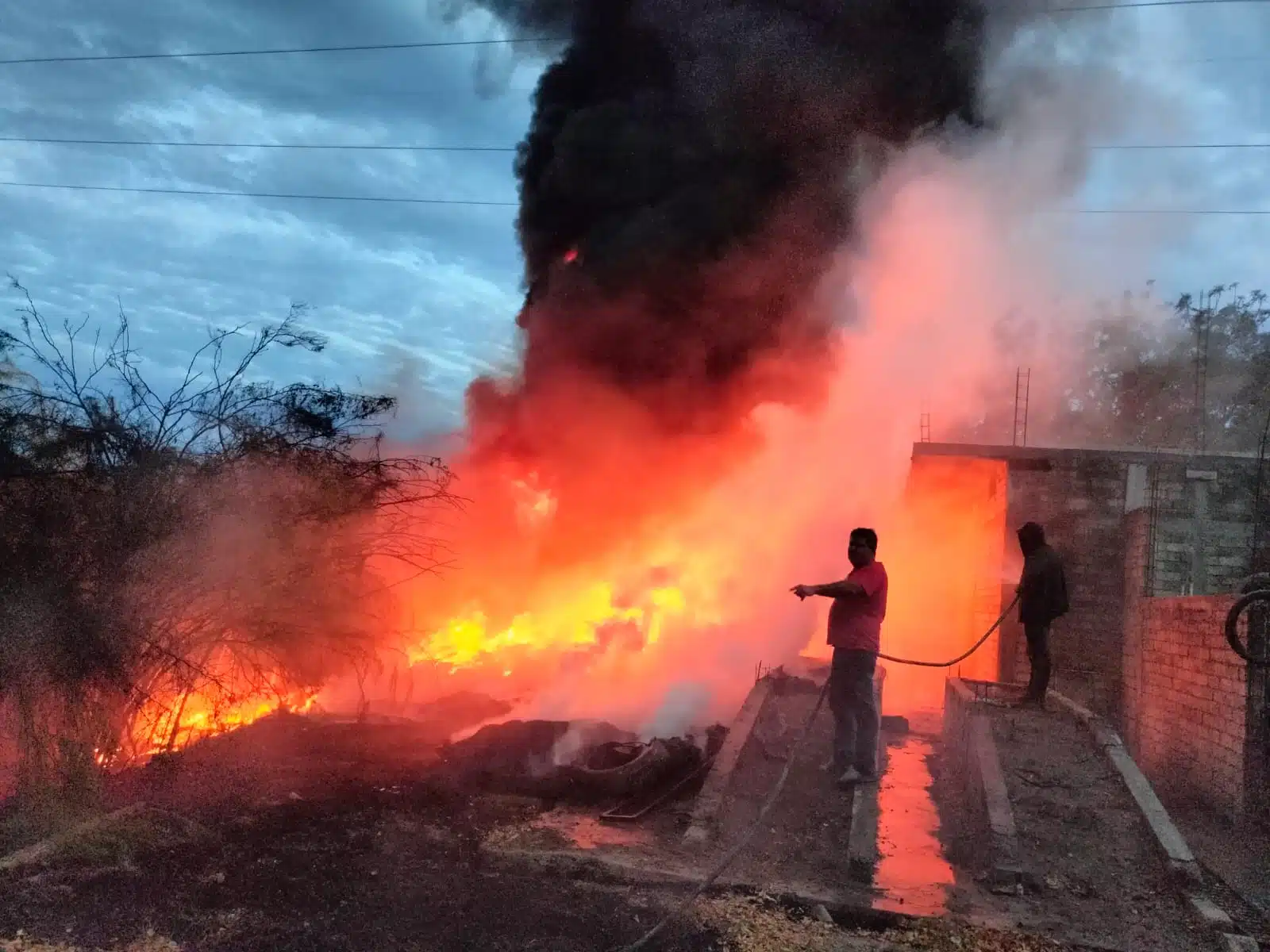 ¡No quedó nada! Voraz incendio consume una vulcanizadora en Guasave