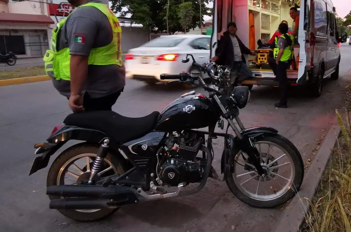 ¡Antonio viajaba en su moto! Un automovilista lo atropelló por no hacer alto en Los Mochis