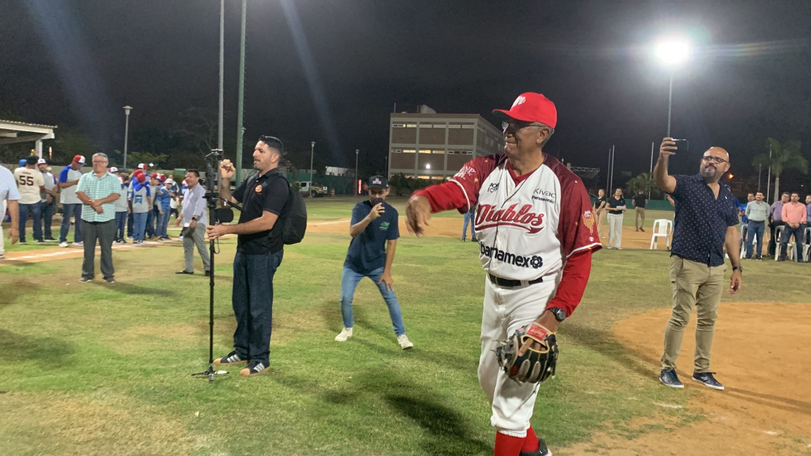 Se ilumina el Deportivo Juárez con arranque de la Liga de Beisbol Primera Fuerza en Mazatlán