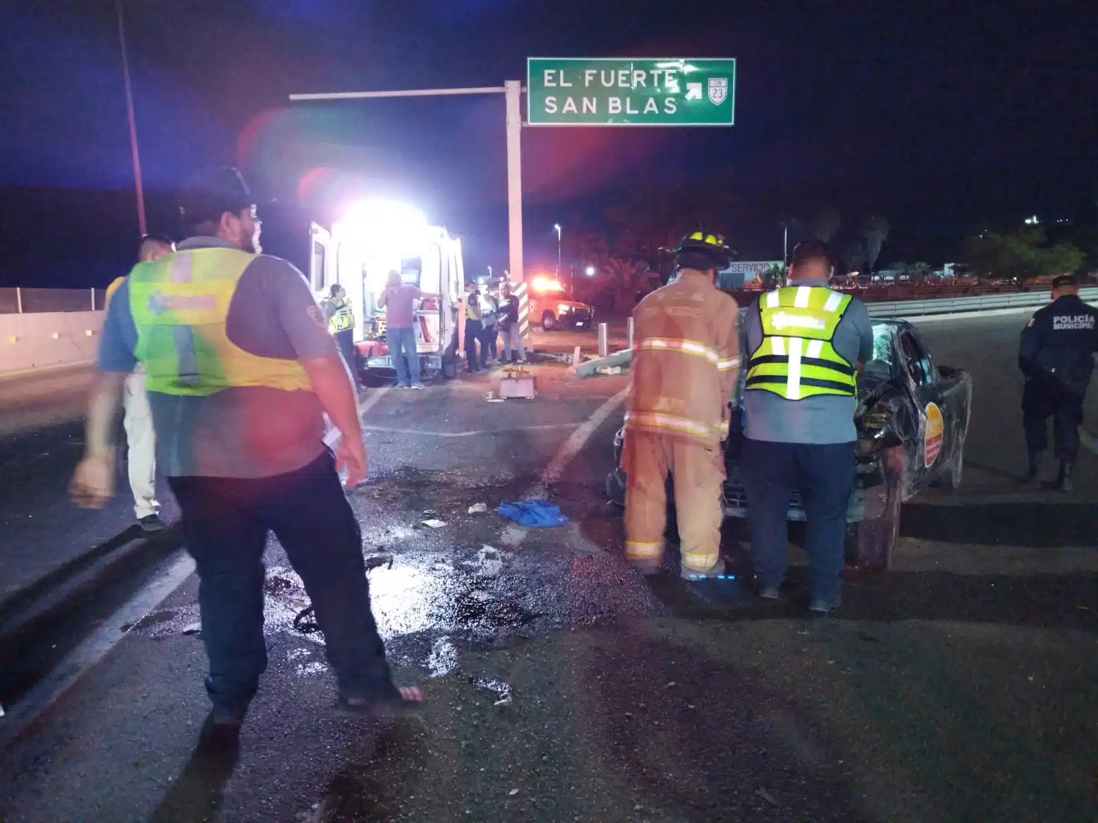 ¡Vuelca camioneta en El Trébol de Los Mochis! El conductor resultó lesionado de gravedad