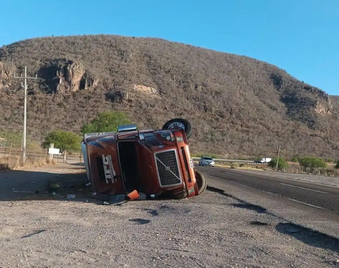 ¡Llevaba chiles para Nogales, pero no llegó! Vuelca tráiler en El Carrizo, Ahome