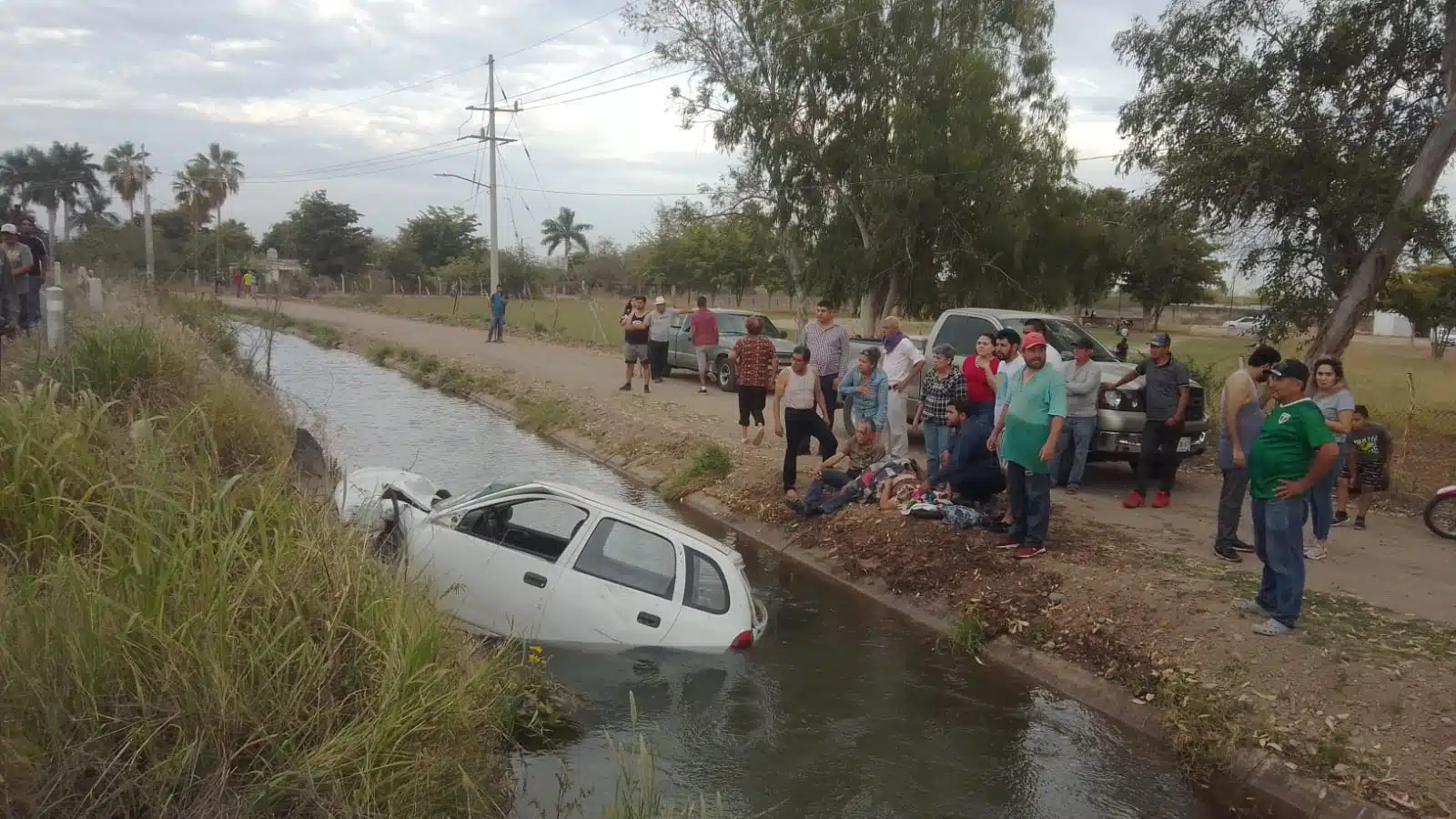 ¡Fuerte accidente! Encontronazo y canalazo deja cuatro lesionados en carretera de Guasave