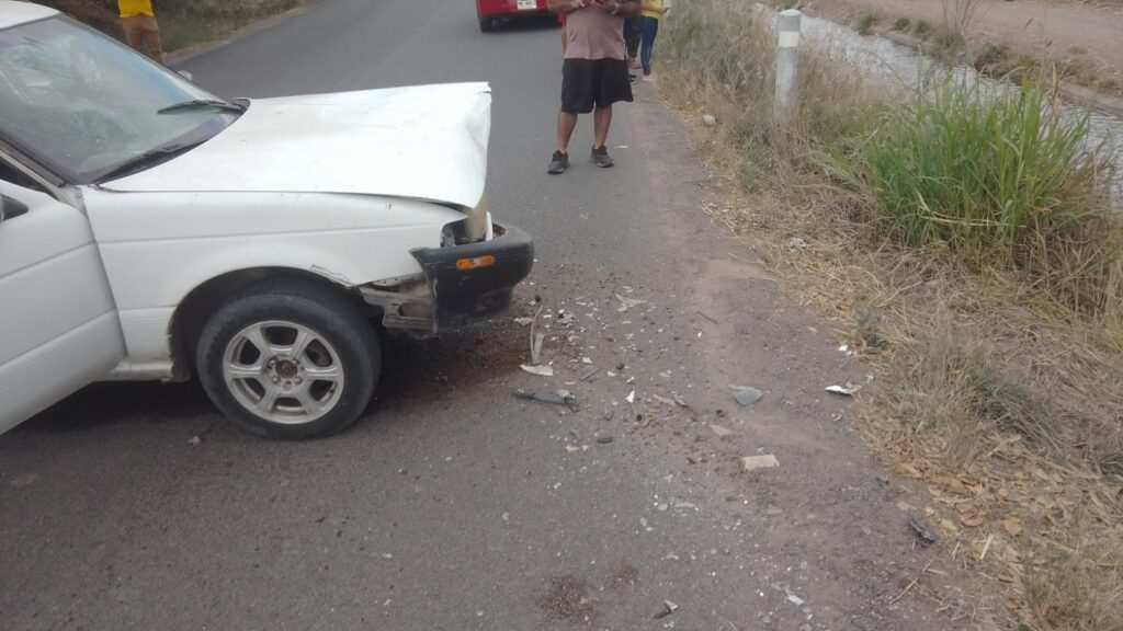 ¡Fuerte accidente! Encontronazo y canalazo deja cuatro lesionados en carretera de Guasave