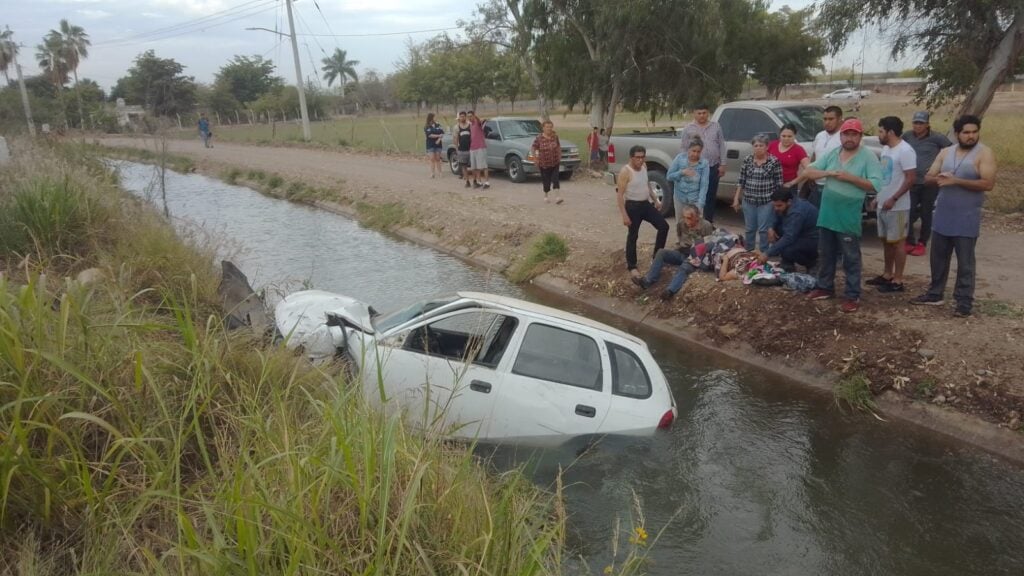 ¡Fuerte accidente! Encontronazo y canalazo deja cuatro lesionados en carretera de Guasave