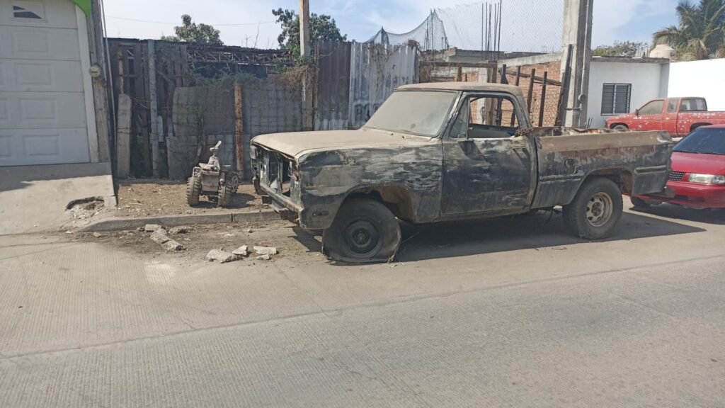 ¡Hacen limpia! Tránsito retira 12 autos “abandonados” de la vía pública en Mazatlán