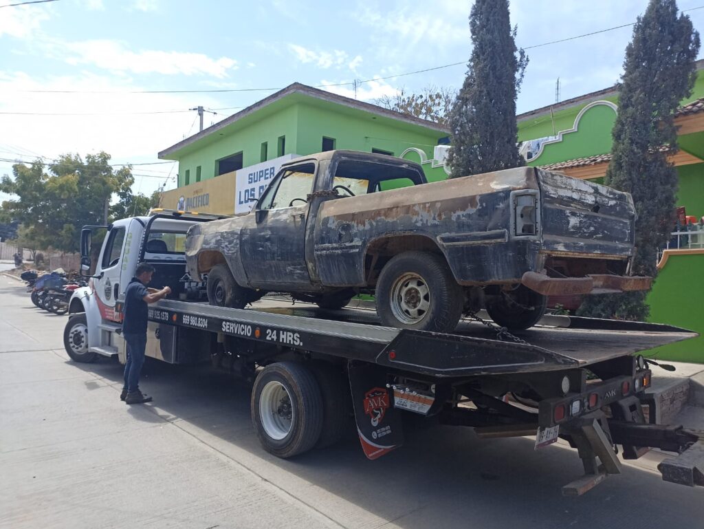 ¡Hacen limpia! Tránsito retira 12 autos “abandonados” de la vía pública en Mazatlán