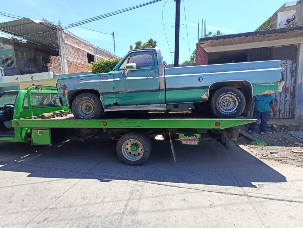 ¡Hacen limpia! Tránsito retira 12 autos “abandonados” de la vía pública en Mazatlán