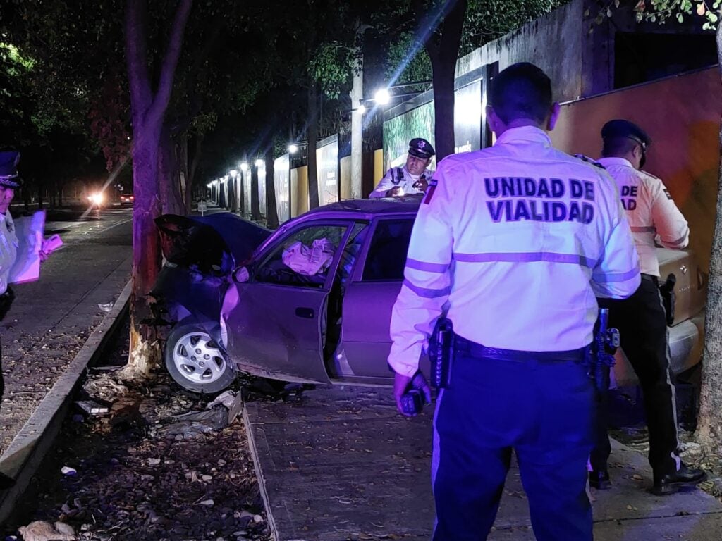 ¡Aparatoso accidente! Cuauhtémoc quedó lesionado al chocar contra un árbol en el malecón viejo de Culiacán