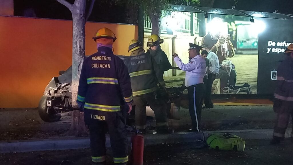 ¡Aparatoso accidente! Cuauhtémoc quedó lesionado al chocar contra un árbol en el malecón viejo de Culiacán