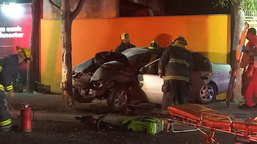 ¡Aparatoso accidente! Cuauhtémoc quedó lesionado al chocar contra un árbol en el malecón viejo de Culiacán