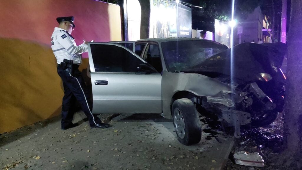 ¡Aparatoso accidente! Cuauhtémoc quedó lesionado al chocar contra un árbol en el malecón viejo de Culiacán