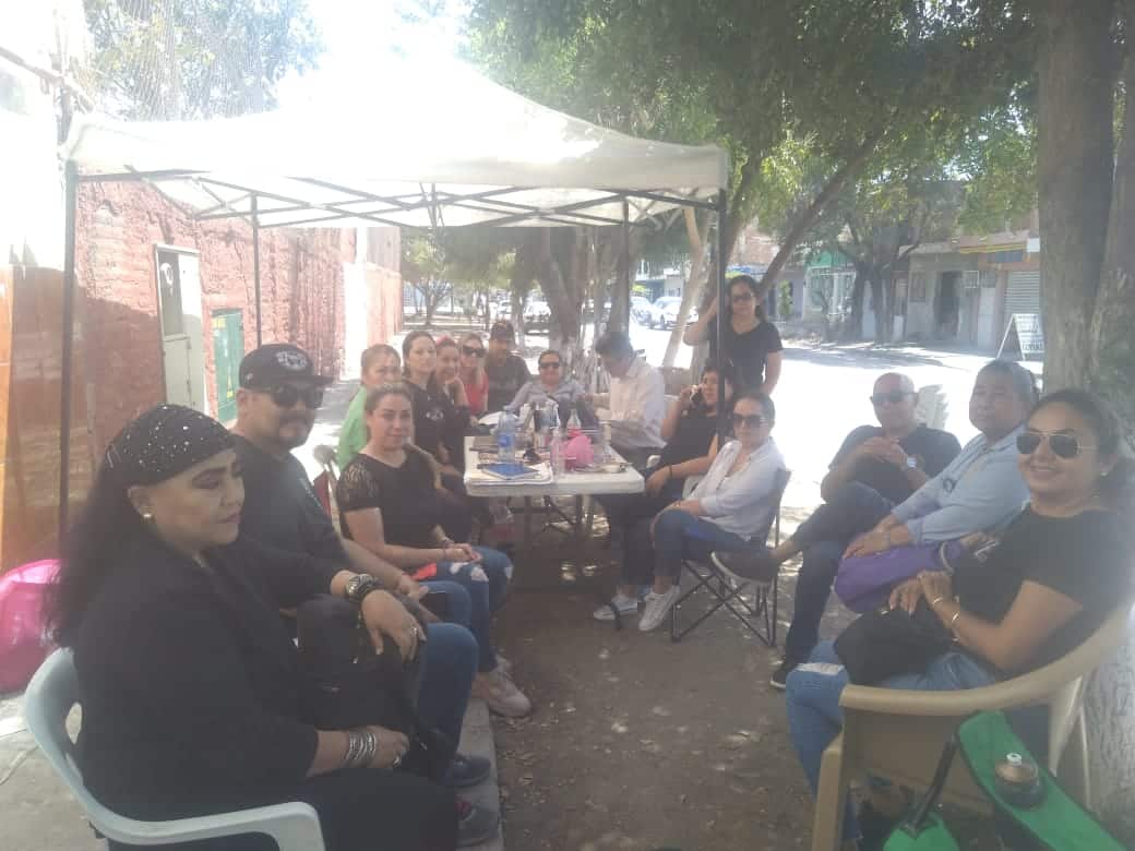 Docentes toman secundaria SNTE 53 vespertina en Mazatlán; rechazan reinstalación de su directora