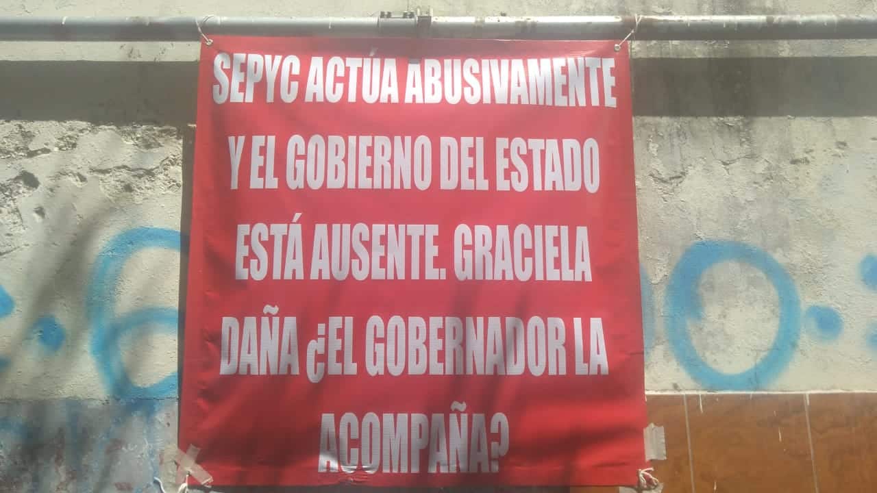 Docentes toman secundaria SNTE 53 vespertina en Mazatlán; rechazan reinstalación de su directora
