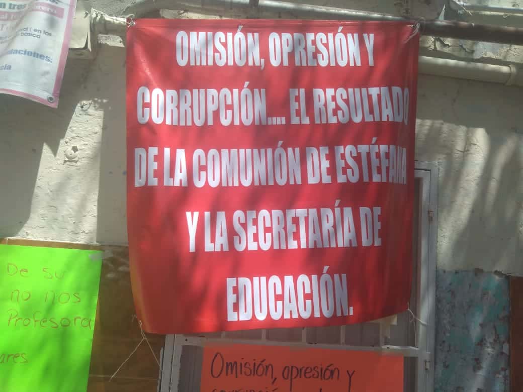 Docentes toman secundaria SNTE 53 vespertina en Mazatlán; rechazan reinstalación de su directora