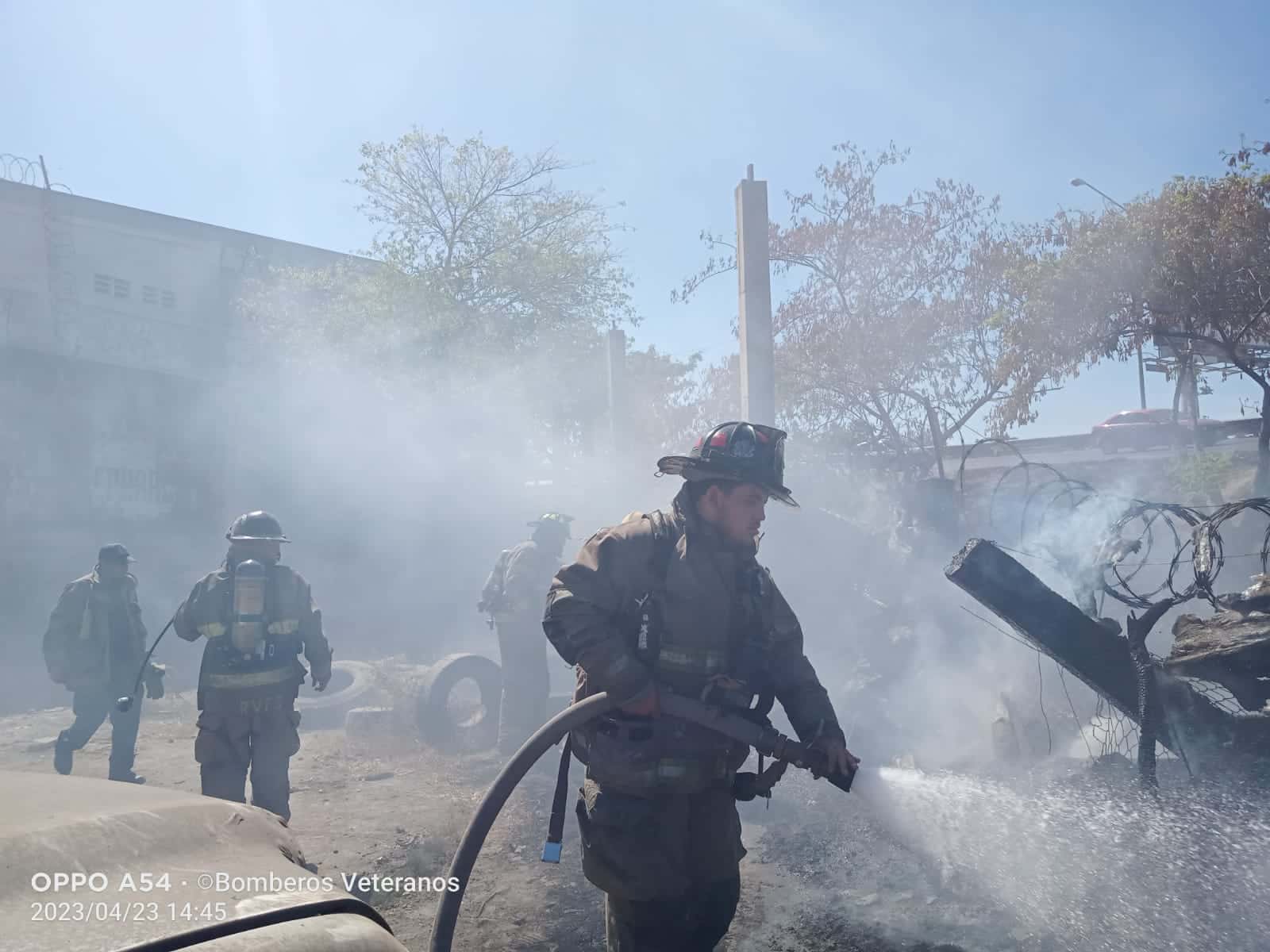 Bomberos Veteranos sofocan incendio cerca del Paso Superior, al sur de Mazatlán