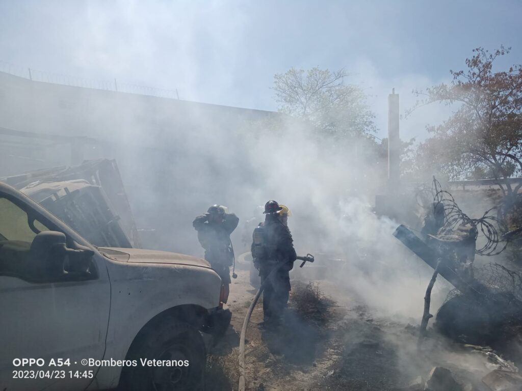 Bomberos Veteranos sofocan incendio cerca del Paso Superior, al sur de Mazatlán