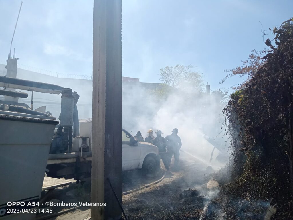 Bomberos Veteranos sofocan incendio cerca del Paso Superior, al sur de Mazatlán