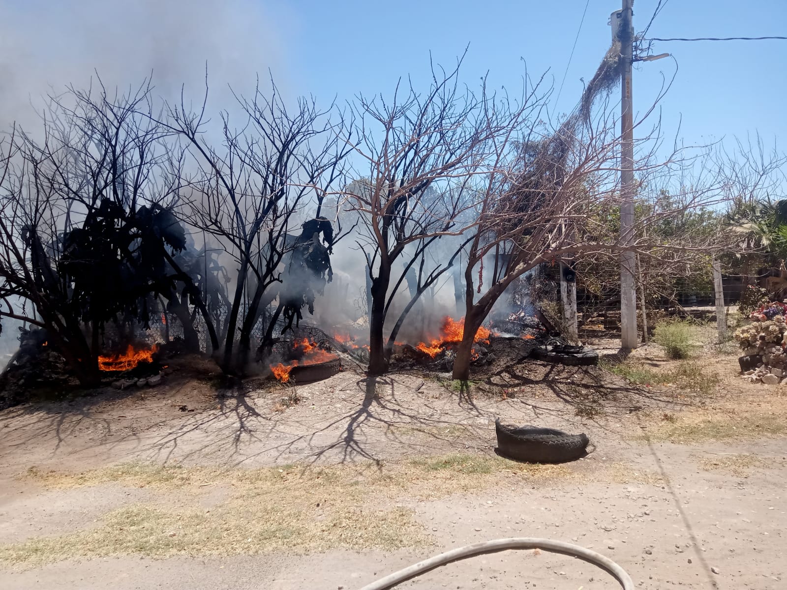 ¡No pudo salir! Adulto mayor muere al incendiarse su casa de madera en Jahuara II, El Fuerte