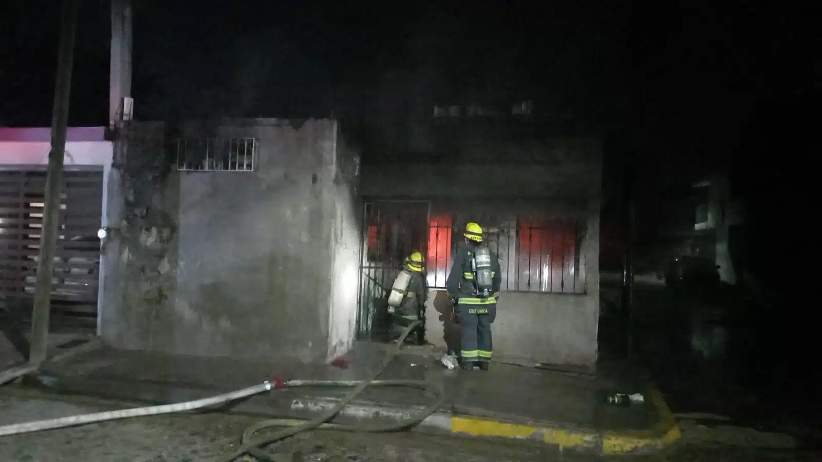 ¡Incendió su casa! Mujer prende fuego a su vivienda en la colonia Recursos, Culiacán
