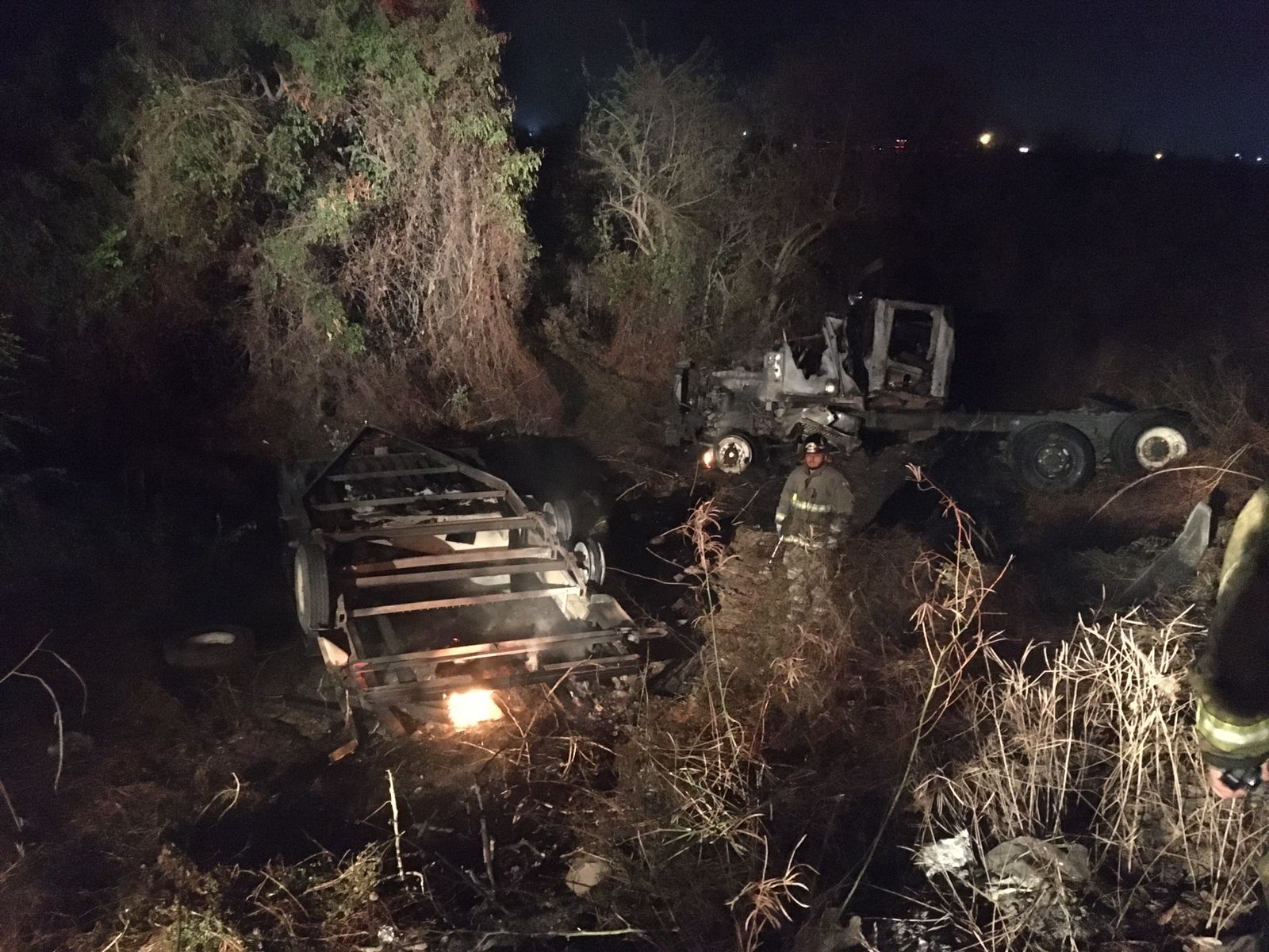 Queda tractocamión consumido por el fuego, cerca de Villa Unión, Mazatlán