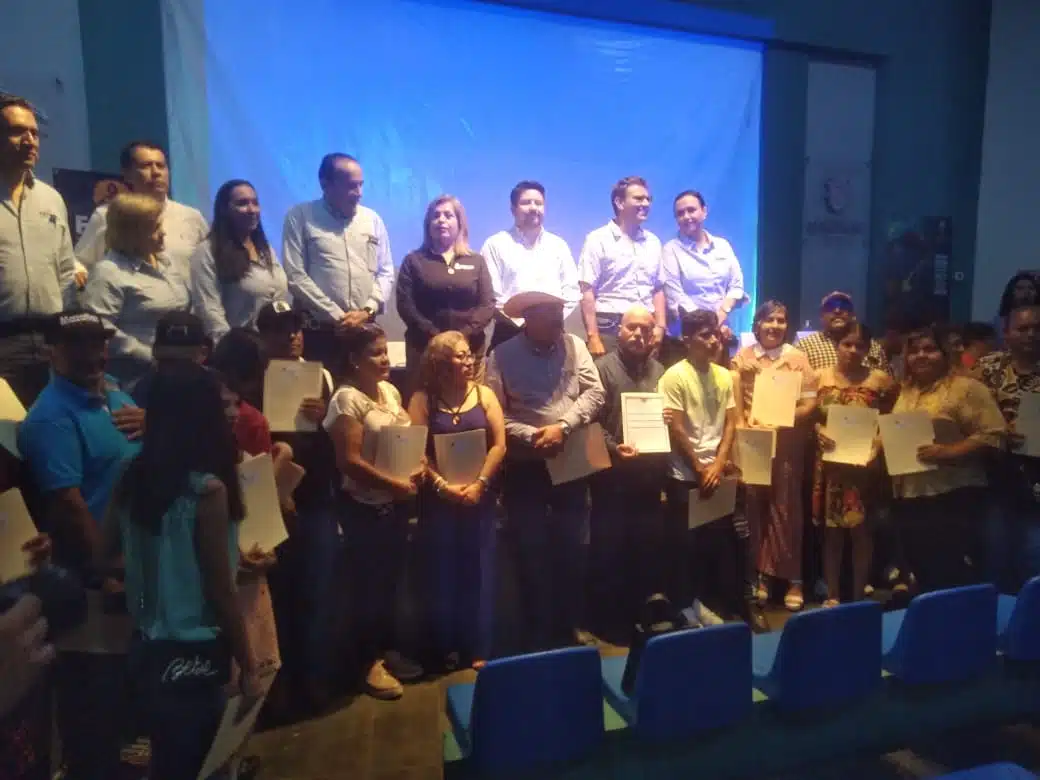 ¡Cumplen su sueño! 160 jóvenes y adultos concluyen sus estudios de nivel básico en Mazatlán