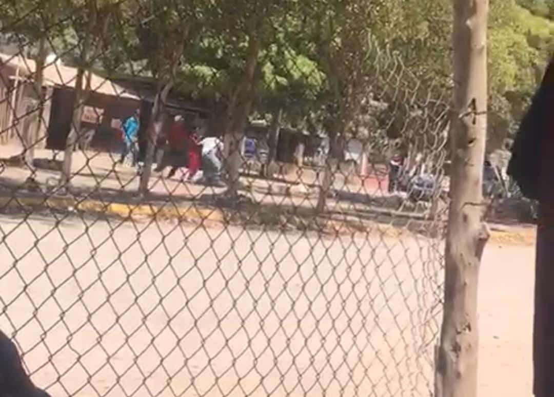 ¡Córrale que ahí vienen! Se arma riña familiar en Ahome; se lanzaron piedras y hasta machete sacaron