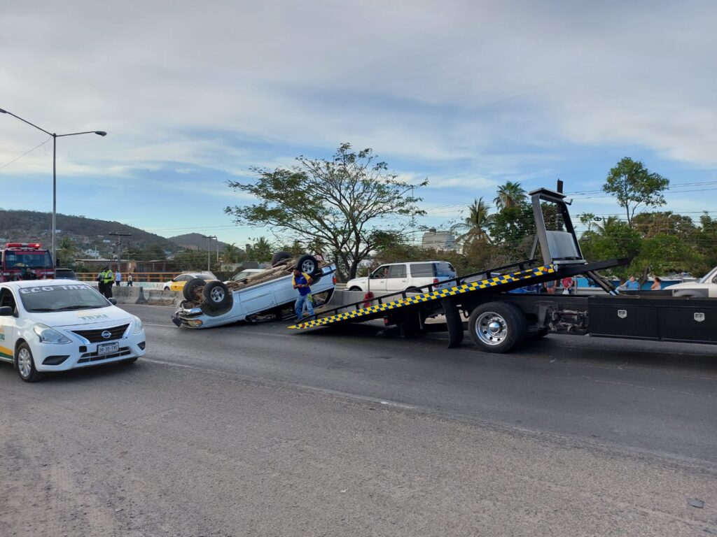 Conductor de camioneta se impacta contra muro de contención y termina volcado en Mazatlán