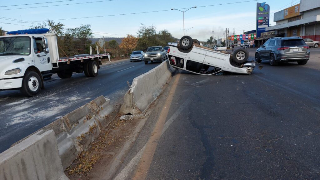 Conductor de camioneta se impacta contra muro de contención y termina volcado en Mazatlán