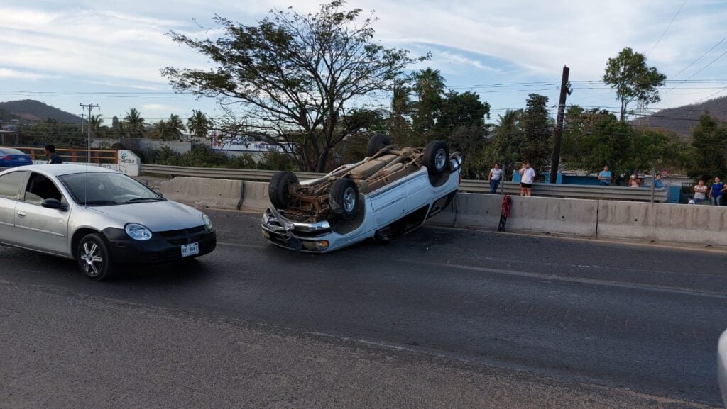 Conductor de camioneta se impacta contra muro de contención y termina volcado en Mazatlán