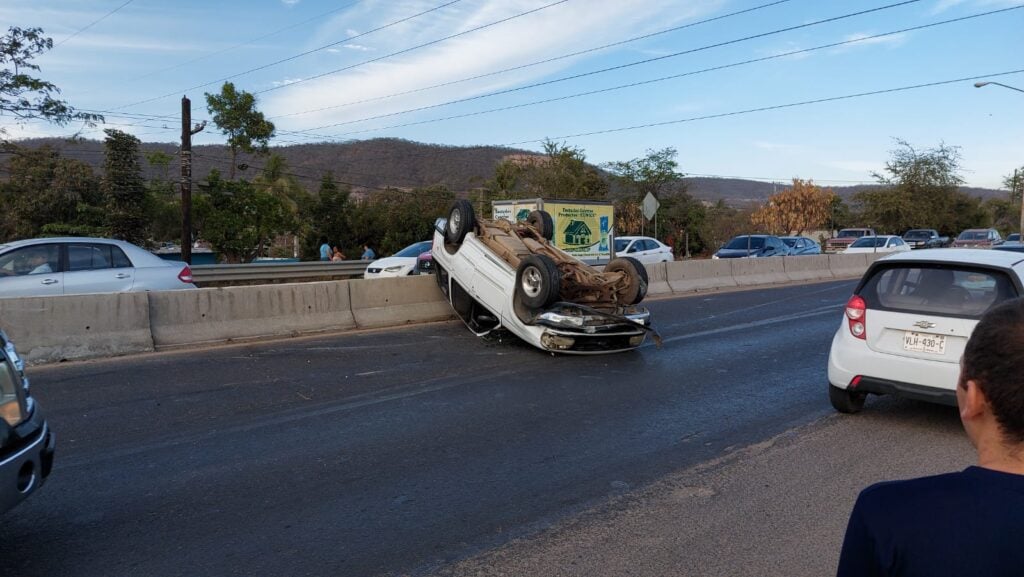 Conductor de camioneta se impacta contra muro de contención y termina volcado en Mazatlán