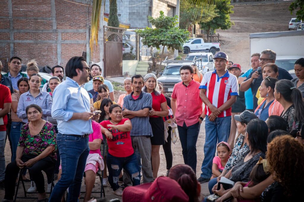 Gámez Mendívil se compromete ante vecinos de Los Huizaches a pavimentar 8 calles
