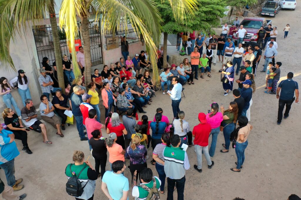 Gámez Mendívil se compromete ante vecinos de Los Huizaches a pavimentar 8 calles