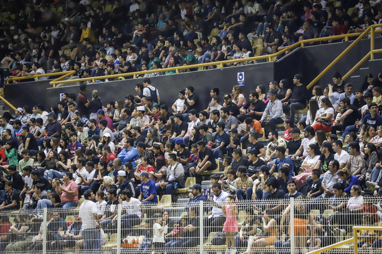 ¡Estadio lleno! Juego con causa TLP recauda miles de juguetes para el Día del niño