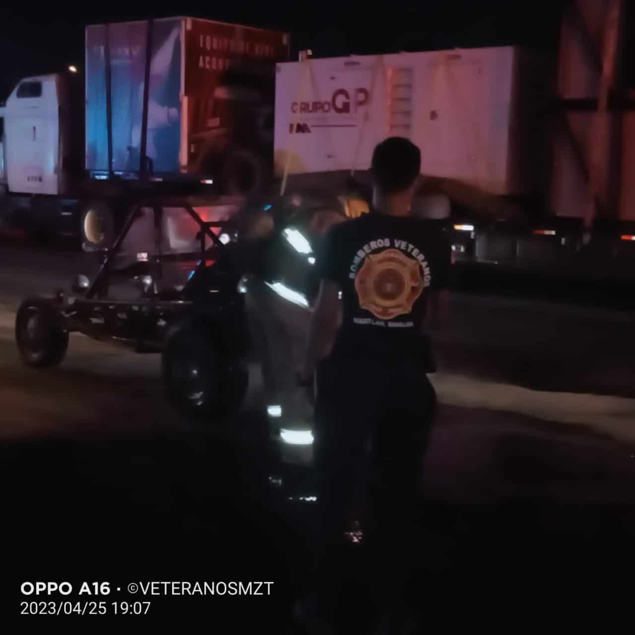 ¡En medio del tráfico! Conducía su buggy en Mazatlán cuando se le incendió 