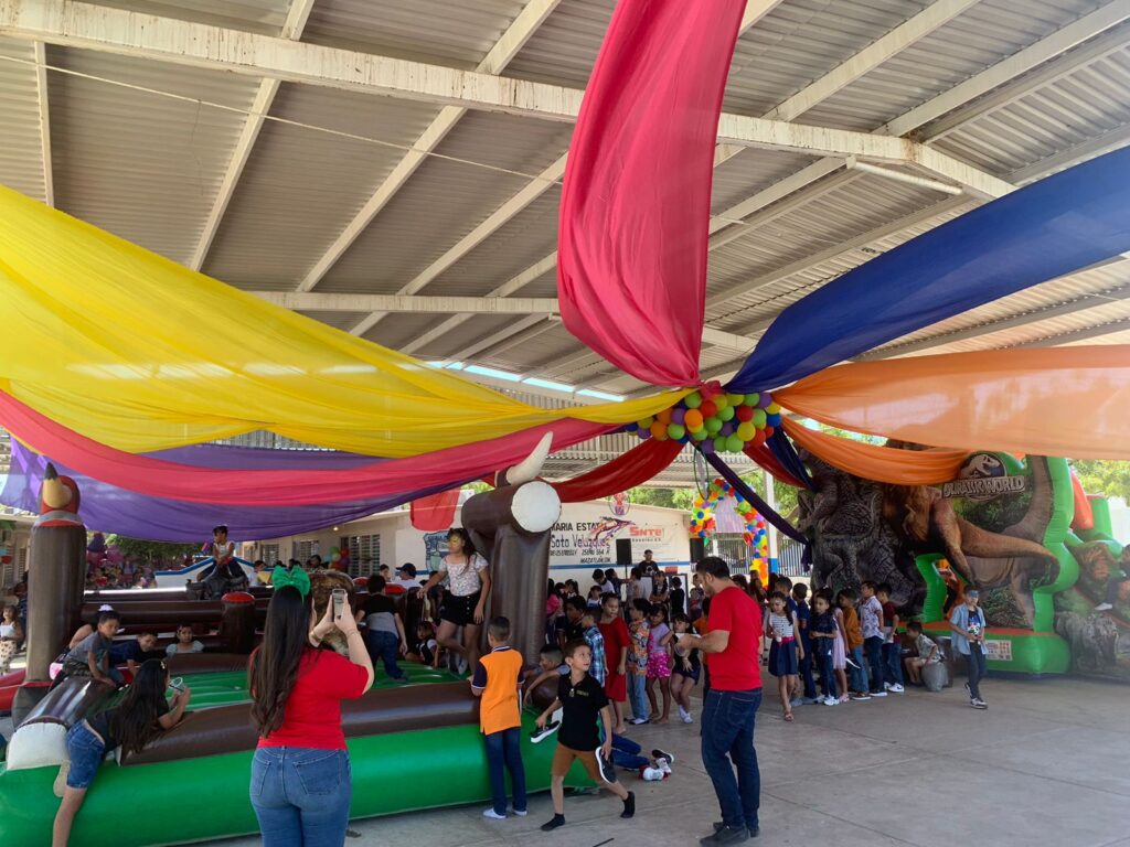 En Mazatlán, niños y niñas celebran su día con “La Macarena” y toro mecánico