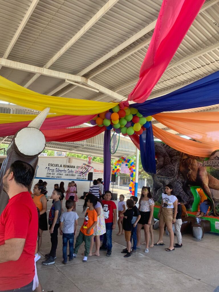 En Mazatlán, niños y niñas celebran su día con “La Macarena” y toro mecánico