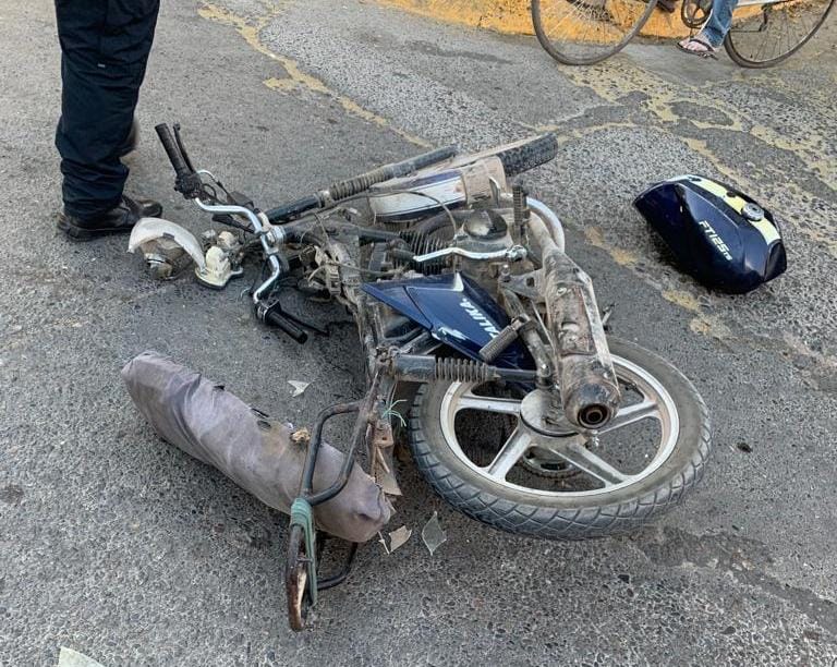 Embisten a un matrimonio en motocicleta en Guasave y los dejan heridos