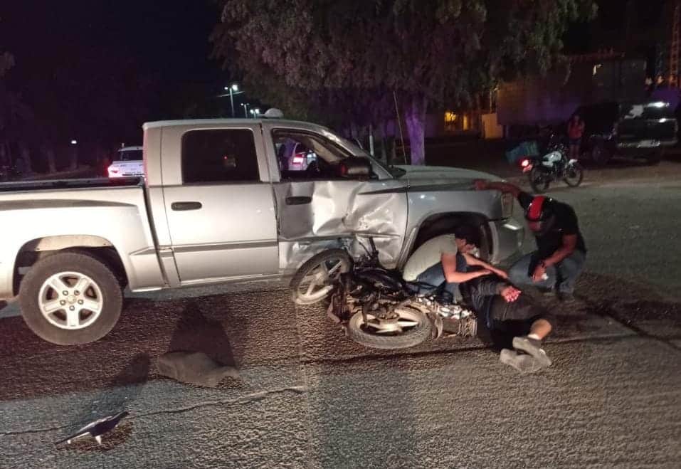 Motociclista queda lesionado en Guasave; lo arrolló una camioneta