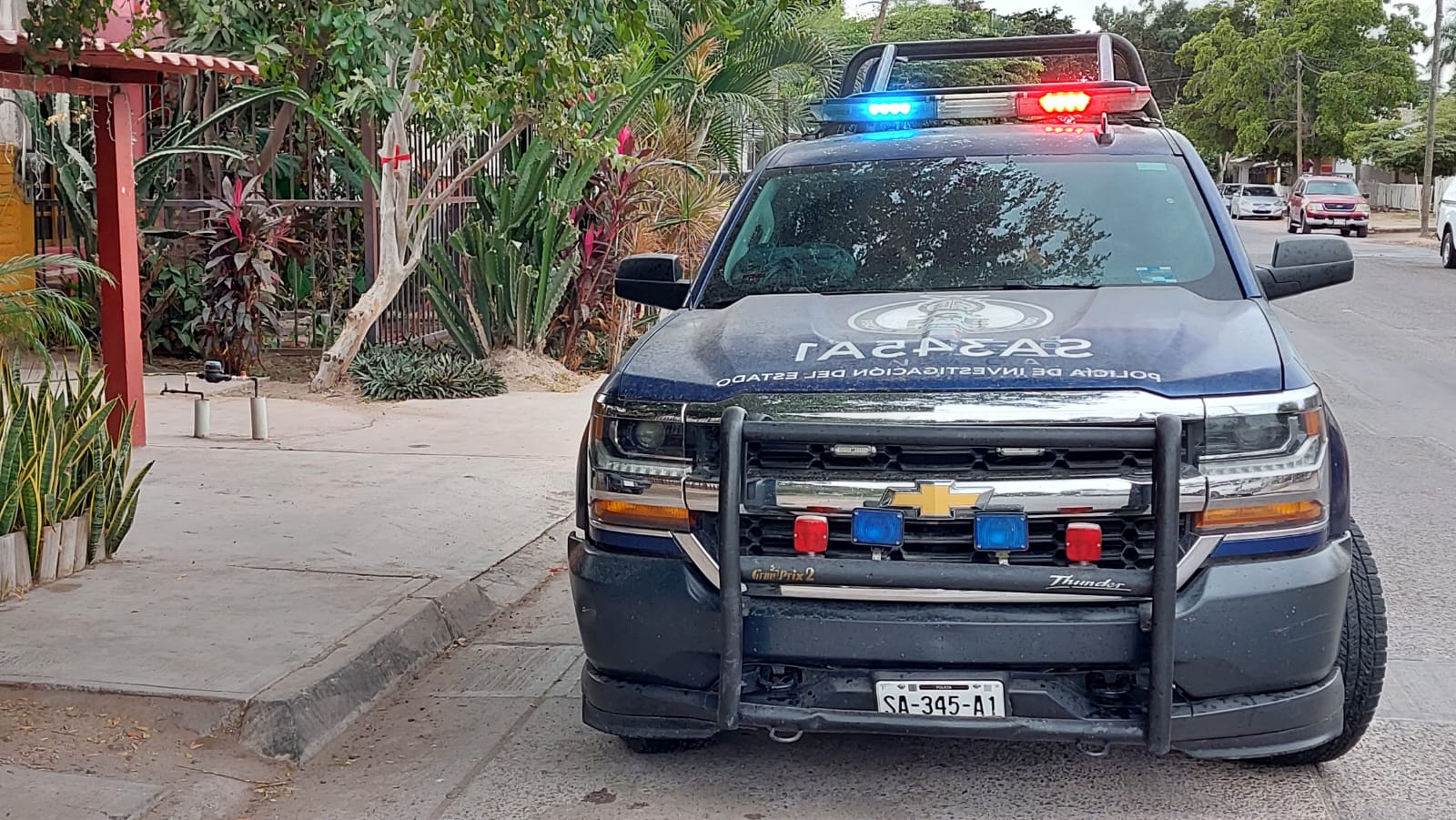 A punta de pistola, dos hombres llenan tanque de gasolina en Los Mochis; huyen con el botín