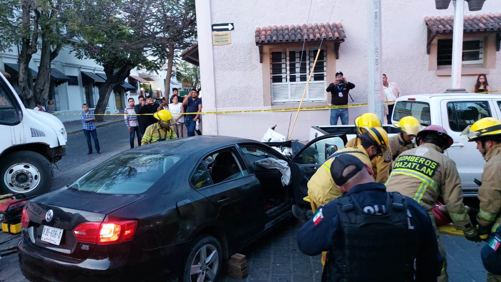 Rescatan a pareja tras accidente en el centro de Mazatlán ¡habían quedado prensados!