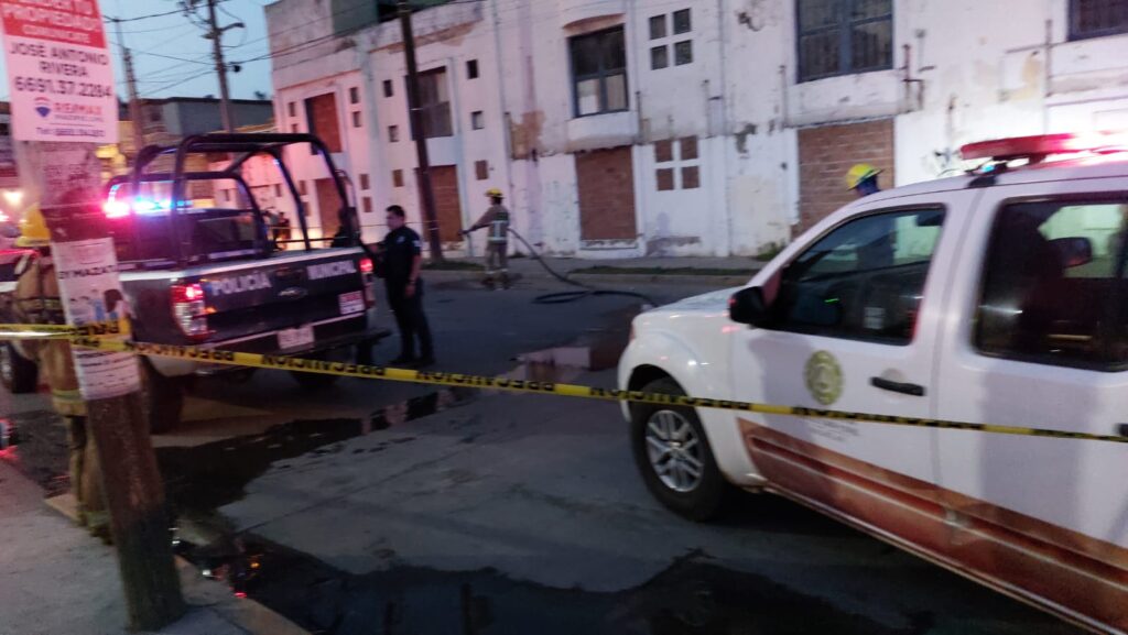 Tras impacto de otro vehículo, vuelca pulmonía en la Ferrocarrilera de Mazatlán