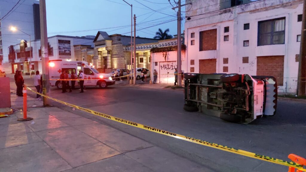 Tras impacto de otro vehículo, vuelca pulmonía en la Ferrocarrilera de Mazatlán