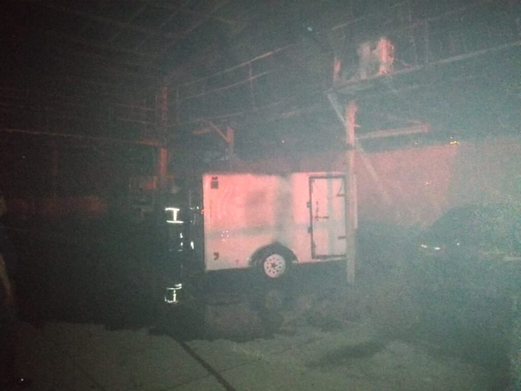 ¡Por una basura! Se queman cinco vehículos en el patio de una casa en Guasave
