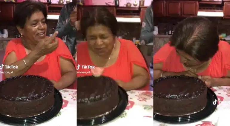 ¡Qué gracioso! Abuelita intenta darle la famosa mordida a su pastel de cumpleaños y la placa le queda pegada
