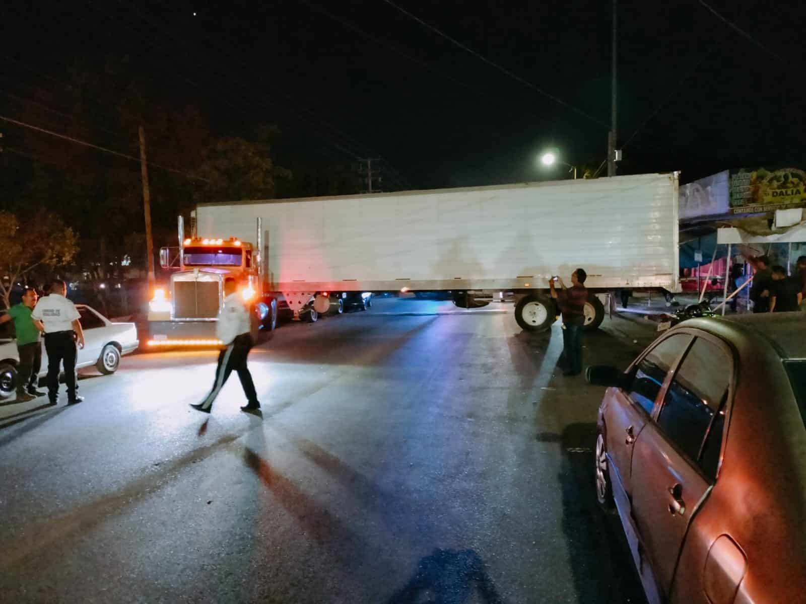 “Se la rifó el vato”, asegura Hugo; fue testigo del accidente de tráiler al sur poniente de Culiacán