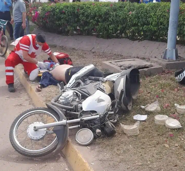 Motociclista pierde el control, se estrella y termina lesionado en Guasave