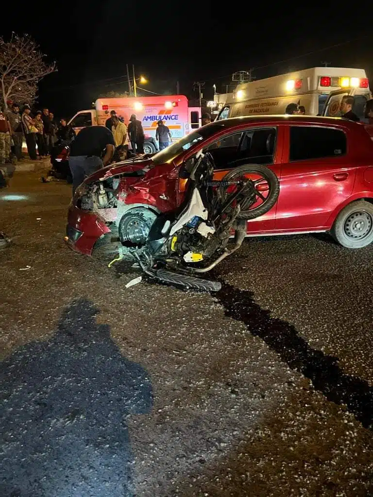 Se estrellan motociclistas contra auto en un crucero de Mazatlán; hay un muerto y dos graves